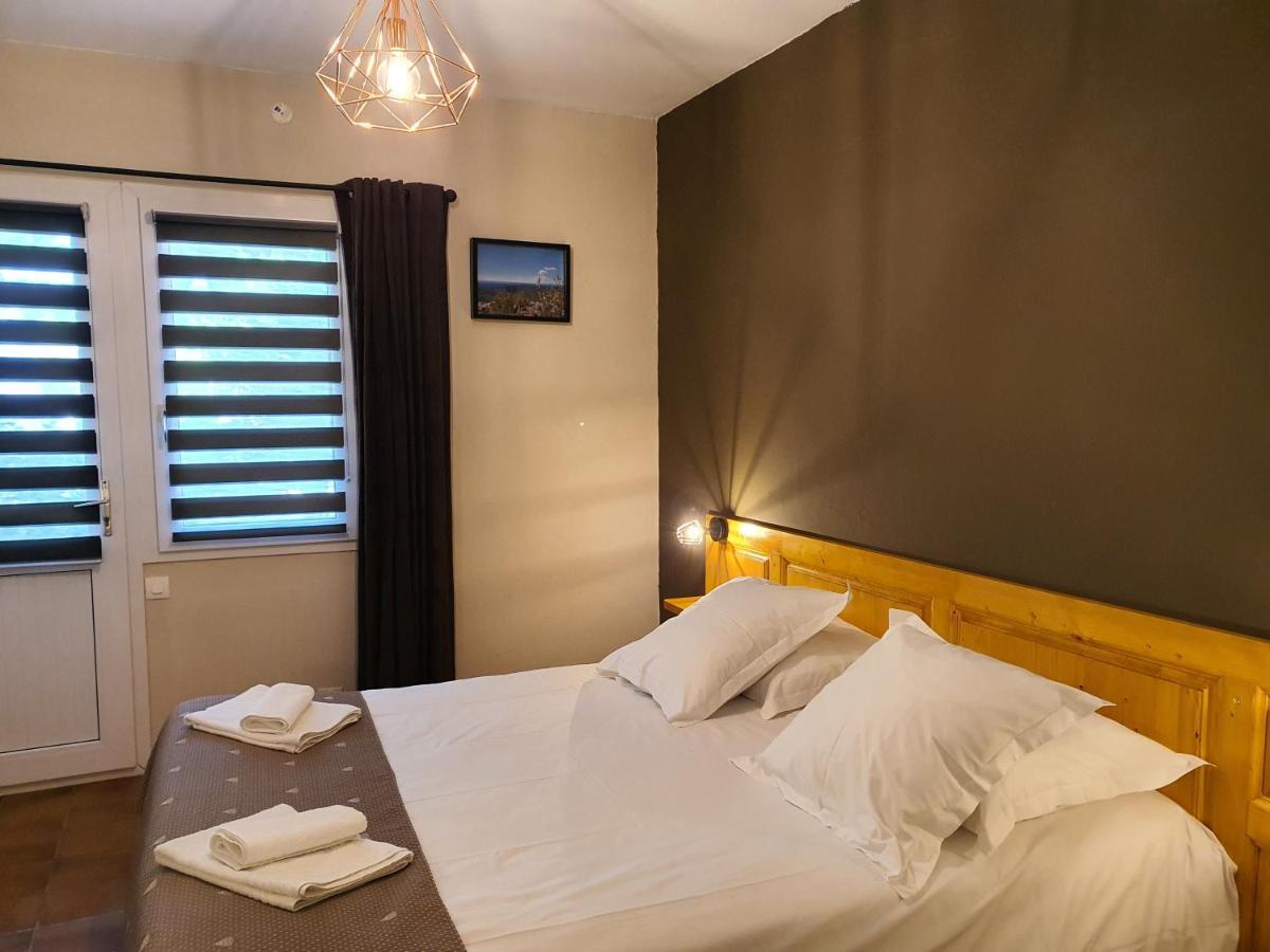 Logis Hotel Restaurant L'Escarbille Saint-Martin-dʼArdèche Eksteriør billede